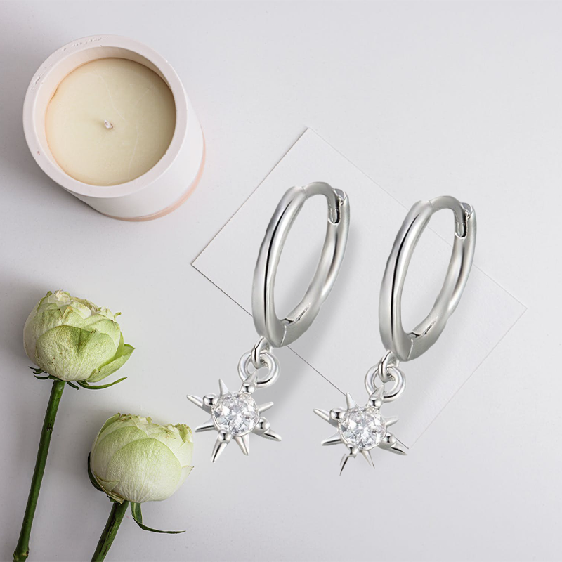 【Headphones repurchase surprise price】Eight-pointed Star Diamond Earrings